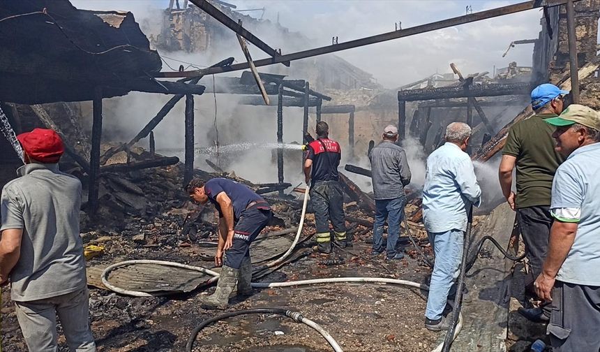 Burdur'da çıkan yangında 2 ev ve 1 metruk bina kullanılamaz hale geldi