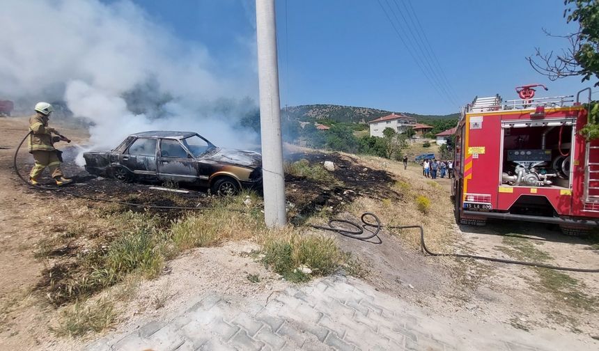 Burdur'da yangın çıkan otomobil kullanılamaz hale geldi