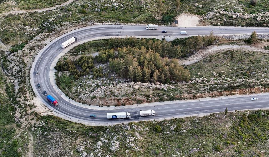 Demirkapı Tüneli'ne bağlanan kıvrımlı yol dronla görüntülendi