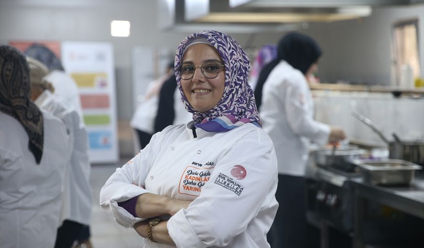 Depremzede kadınlar mutfak atölyesinde ulusal ve uluslararası yemekleri öğreniyor