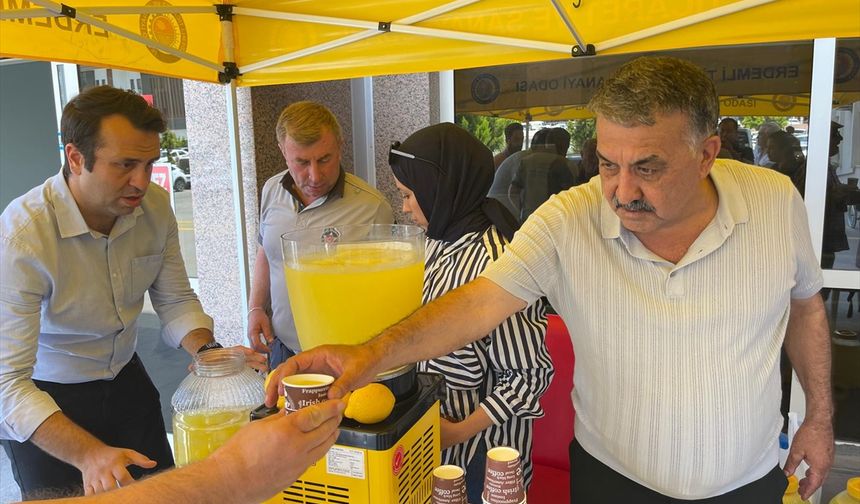 Erdemli'de sağlık çalışanlarına limonata ikram edildi