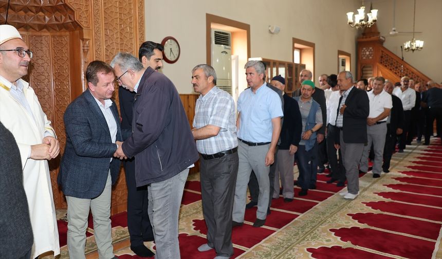 Gülnar'da protokol üyeleri vatandaşlarla bayramlaştı