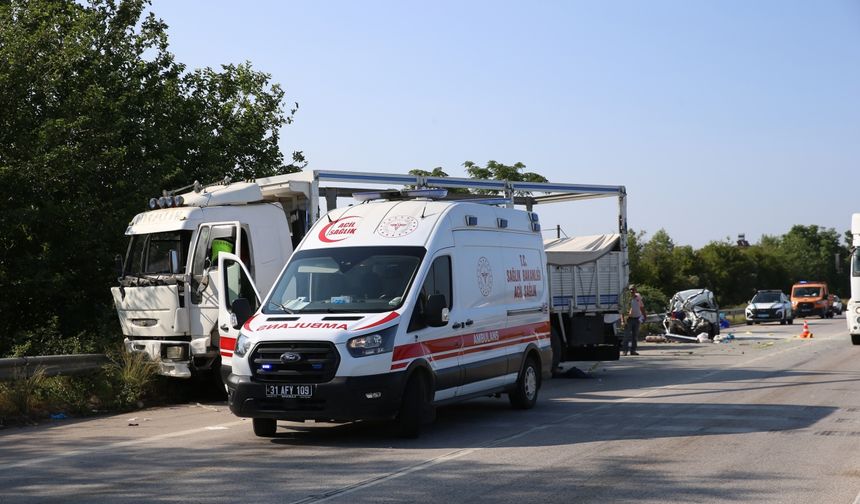 Hatay'da 4 aracın karıştığı zincirleme trafik kazasında 1 kişi öldü, 10 kişi yaralandı