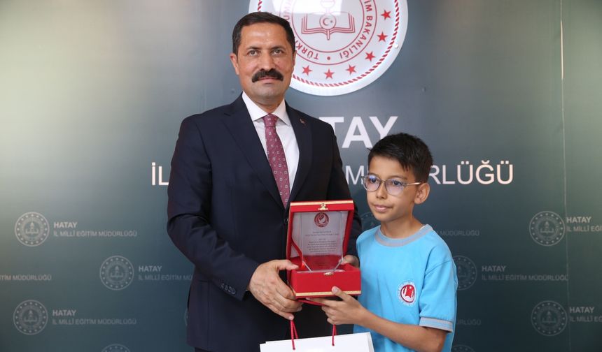 Hatay'da bursluluk sınavında tam puan alan öğrenciler ödüllendirildi