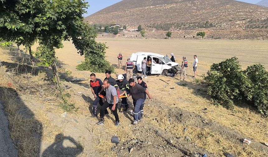 Kırıkhan'da devrilen hafif ticari araçtaki 2 kişi yaralandı
