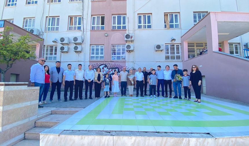 Kozan'da bursluluk sınavında tam puan alan 2 öğrenci ödüllendirildi