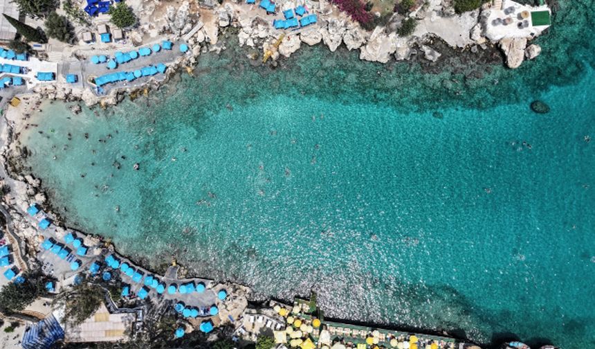 Mersin'deki plajlar bayram tatilini denizde geçirmek isteyenleri ağırlıyor