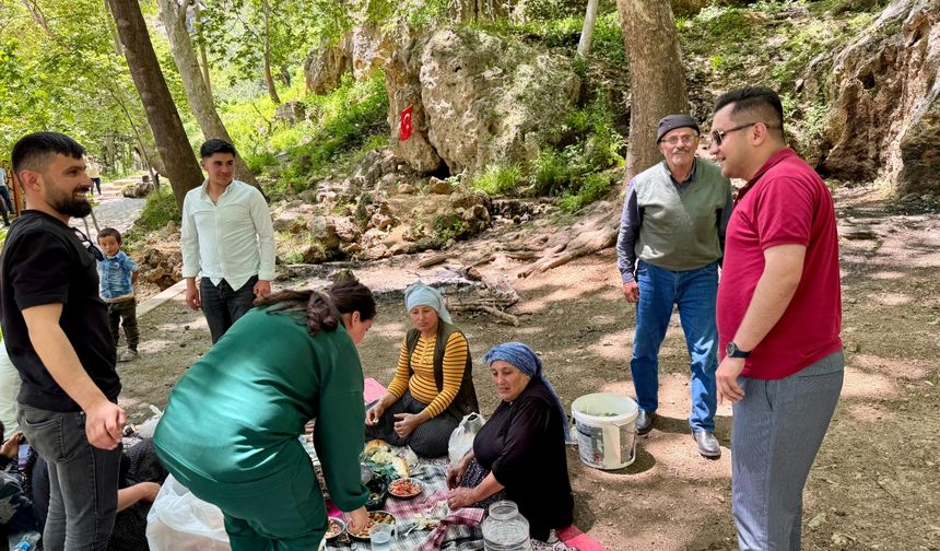 Saimbeyli Kaymakamı Açar, Obruk Şelalesi'nde vatandaşlarla bayramlaştı