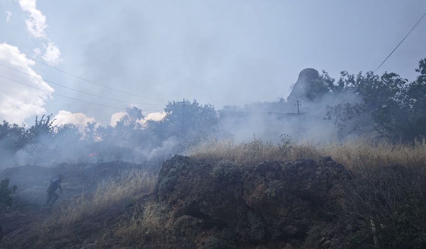 Saimbeyli'de çalılık alanda çıkan yangın söndürüldü