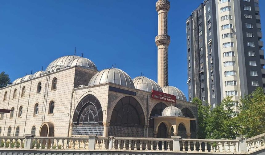 Tarsus'ta hasarlı caminin elektrik kabloları ile ses sistemi çalındı