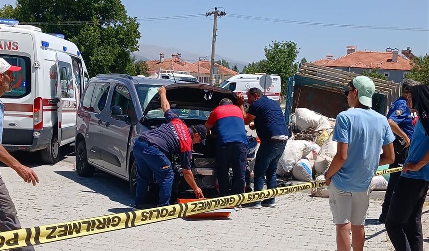 Burdur'da traktörle hafif ticari aracın çarpıştığı kazada 7 kişi yaralandı