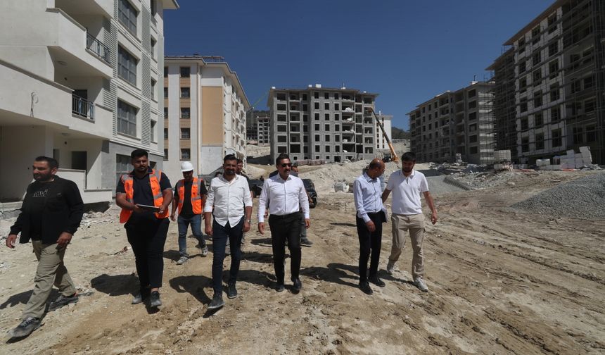 Hatay'da afet konutları ve sosyal donatı alanlarının yapımı sürüyor