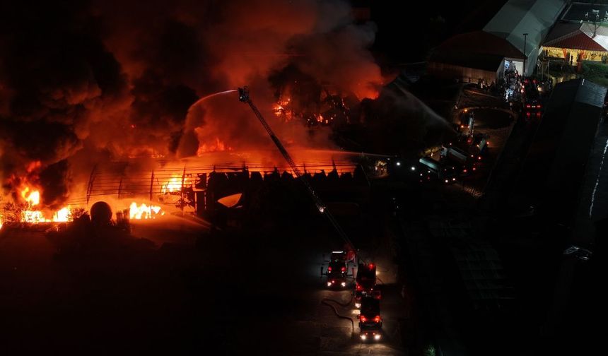 Çekmeköy’de Sünger Fabrikası Yandı