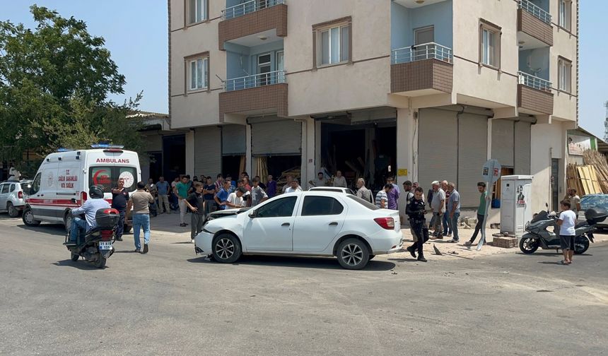 Kırıkhan'da iki otomobilin çarpıştığı kazada 1 çocuk yaralandı