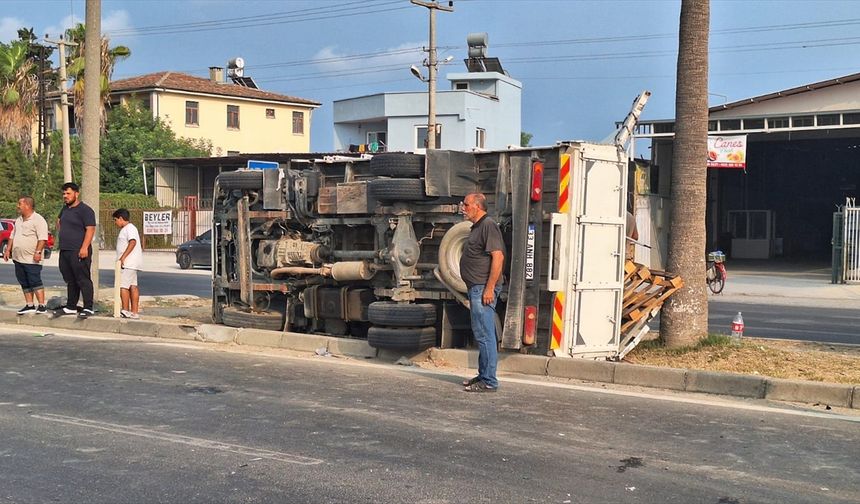 Mersin'de kamyonet ile otomobil çarpıştı, 3 kişi yaralandı
