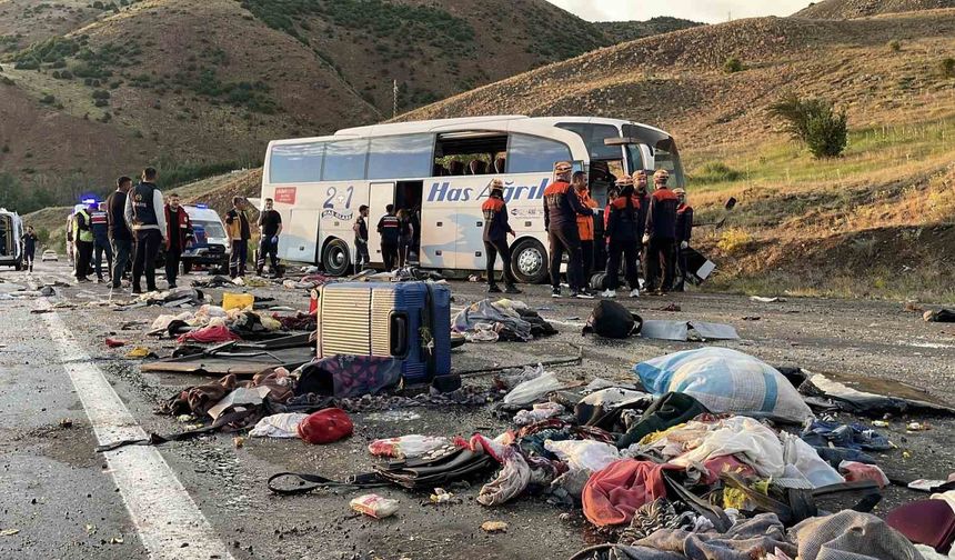 Sivas’ta Yolcu Otobüsü Kazası: 4 Kişi Hayatını Kaybetti, 40 Yaralı