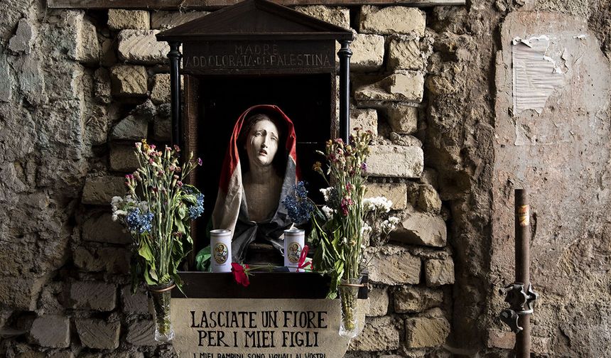 Napoli’de Madonna Heykeli Filistinliye Dönüştü