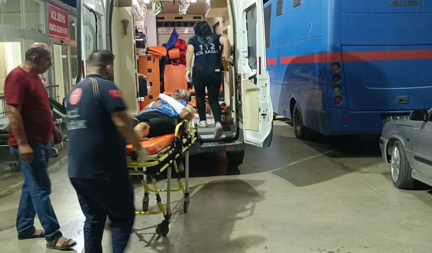Adana'da devrilen motosikletteki 2 kişi yaralandı