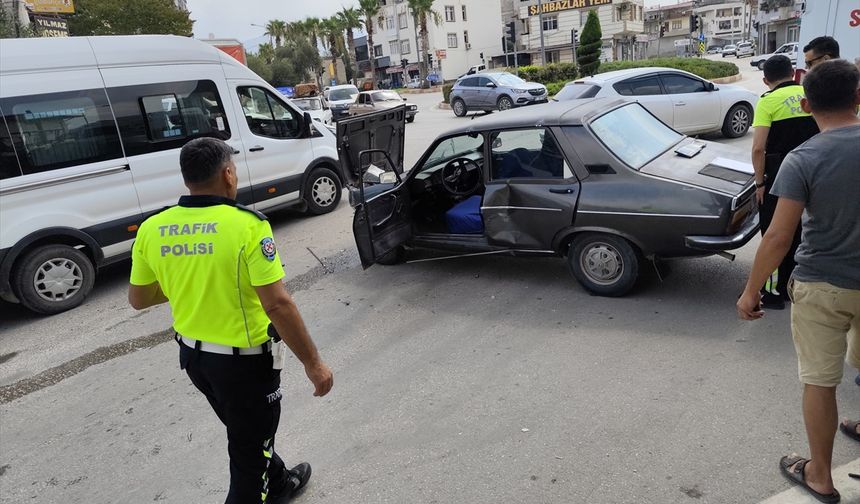 Adana'da iki otomobilin çarpıştığı kazada 3 kişi yaralandı
