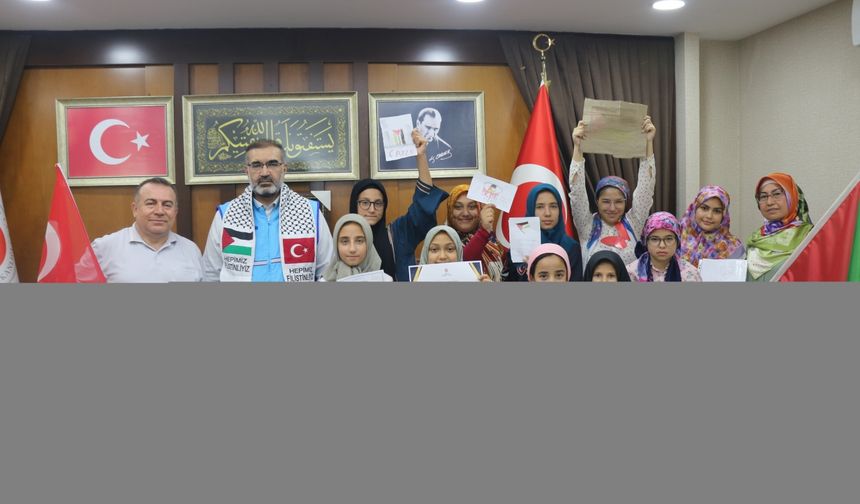 Adana'da Kur'an kursu öğrencileri biriktirdikleri parayı Filistin'e bağışladı