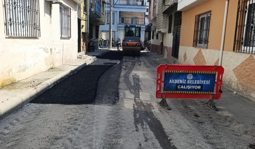 Akdeniz ilçesinin sokaklarında yenileme ve düzenleme çalışması yapılıyor
