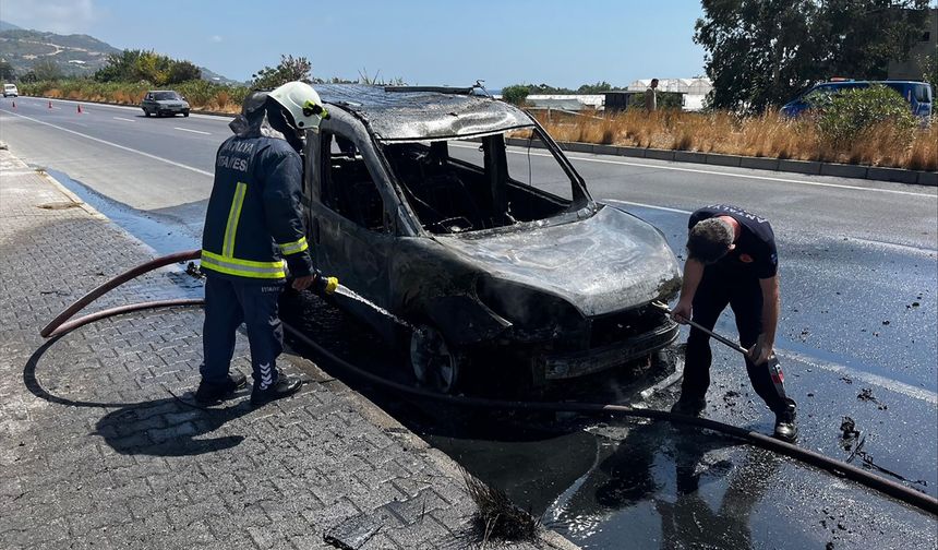 Alanya'da seyir halindeyken alev alan taksi kullanılamaz hale geldi
