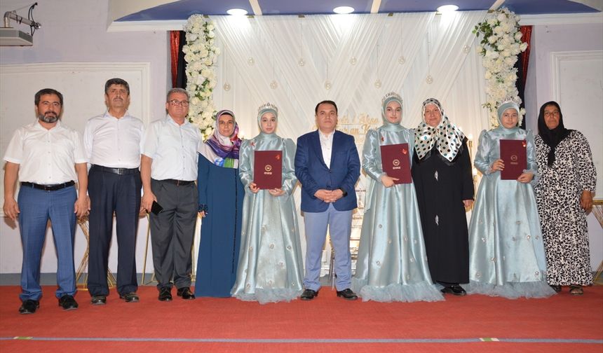 Anamur'da eğitimini tamamlayan öğrencilere hafızlık belgeleri verildi