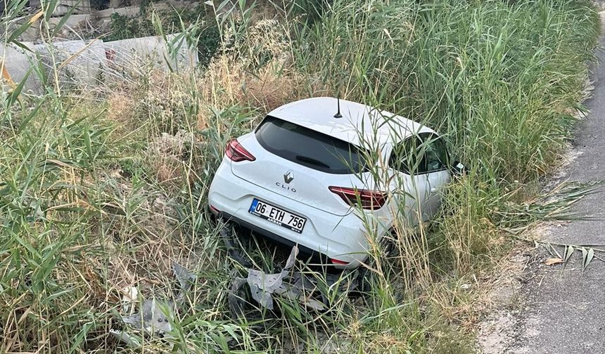 Antalya'da 3 otomobilin çarpışması sonucu 7 kişi yaralandı