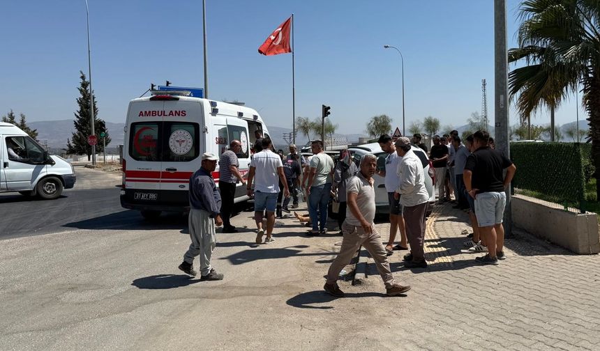 Hatay'da otomobil ile çekicinin çarpıştığı kazada 3 kişi öldü, 3 kişi yaralandı