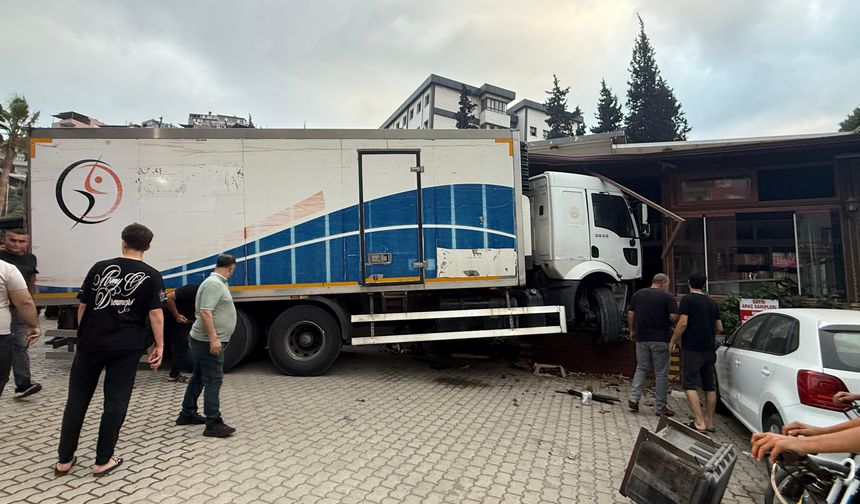 Hatay'da vidanjör ve restorana çarpan kamyonun şoförü yaralandı