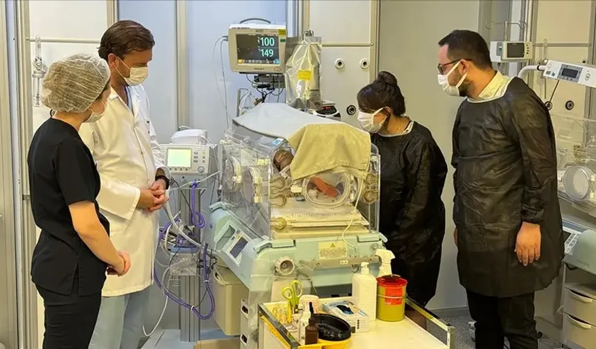 İç organları dışarıda doğan bebek, ailesi ve doktorların kararlılığıyla yaşama tutundu