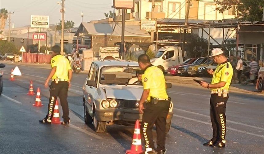 Mersin'de otomobille çarpışan motosikletteki 2 kişi yaralandı