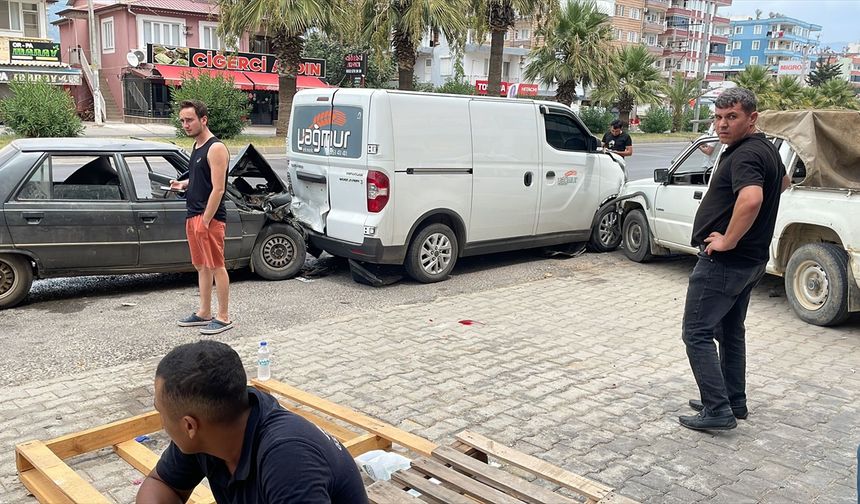 Mersin'de park halindeki panelvana çarpan otomobildeki 2 kişi yaralandı