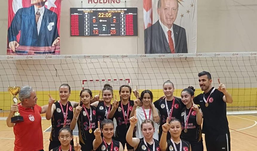 İLK TURNUVADA ÇİFTE ZAFER!