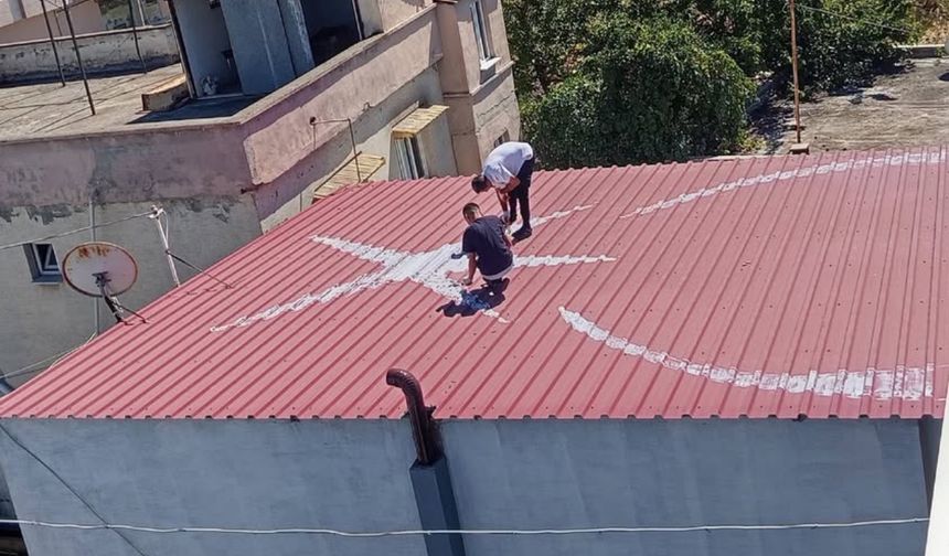 Osmaniye’de Gençler Çatıya Türk Bayrağı Çizdi