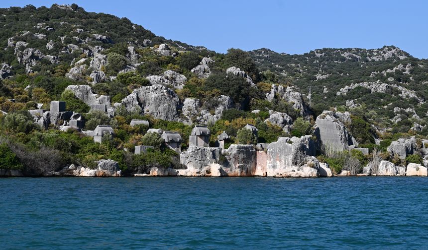 Kekova'da mavi tura çıkan turistler 'Batık Şehir' ile doğa harikası koyları görüyor