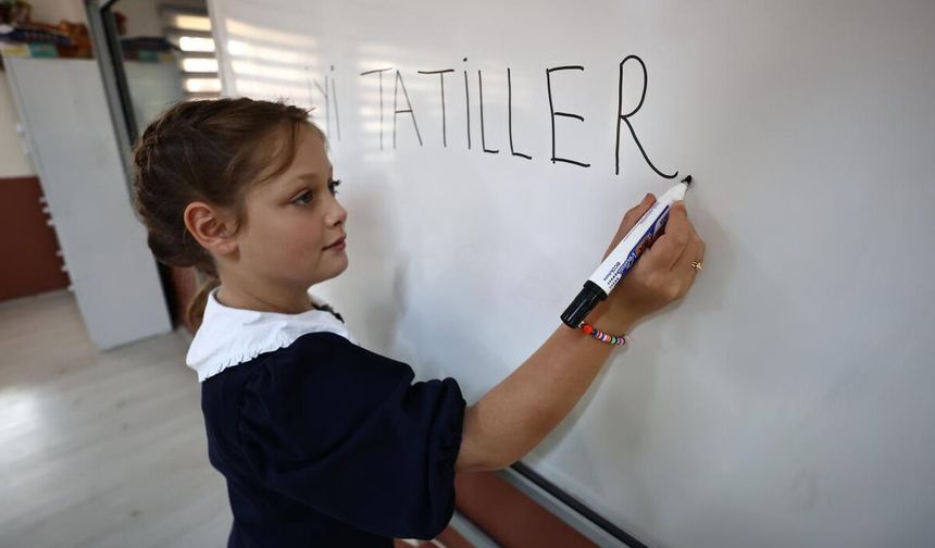 Ramazan Bayramı ve Ara Tatil Birleşiyor: MEB 2025-2026 Tatil Takvimi Açıklandı