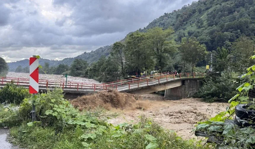 Karadeniz’i Sel Vurdu: Rize, Giresun ve Artvin’de Dereler Taştı, Yollar Kapandı