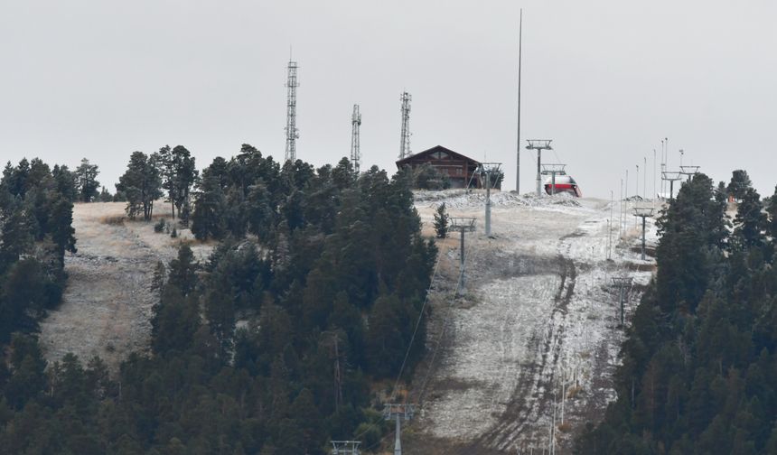 Sarıkamış Kayak Merkezi'ne mevsimin ilk karı düştü