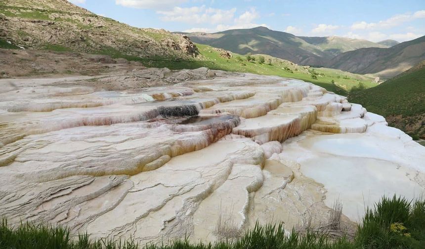 2 Bin 400 Metrede Büyüleyici Başkale Travertenleri