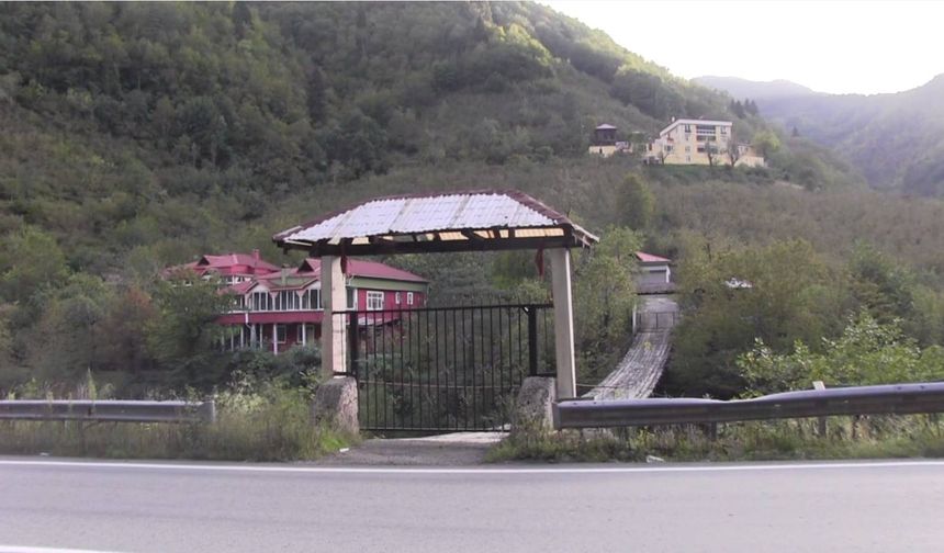 Borçka’da Asma Köprüye Demir Kapı ve Kilit Takıldı