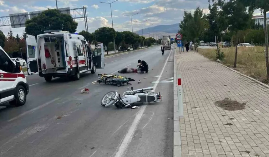 Afyonkarahisar’da Feci Kaza: Tırın Çarptığı Motosikletteki İki Genç Öldü