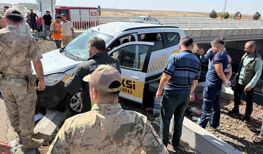 Siverek’te Hastane Kavşağında Kamyon Taksi Çarpıştı