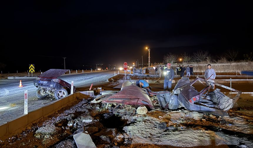 Kahramanmaraş'ta çarpışan iki otomobildeki 3 kişi yaralandı