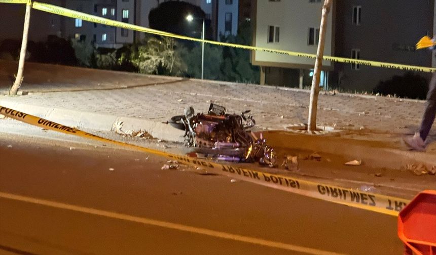 Kahramanmaraş'ta kamyonete çarpan motosikletteki 2 kişi öldü