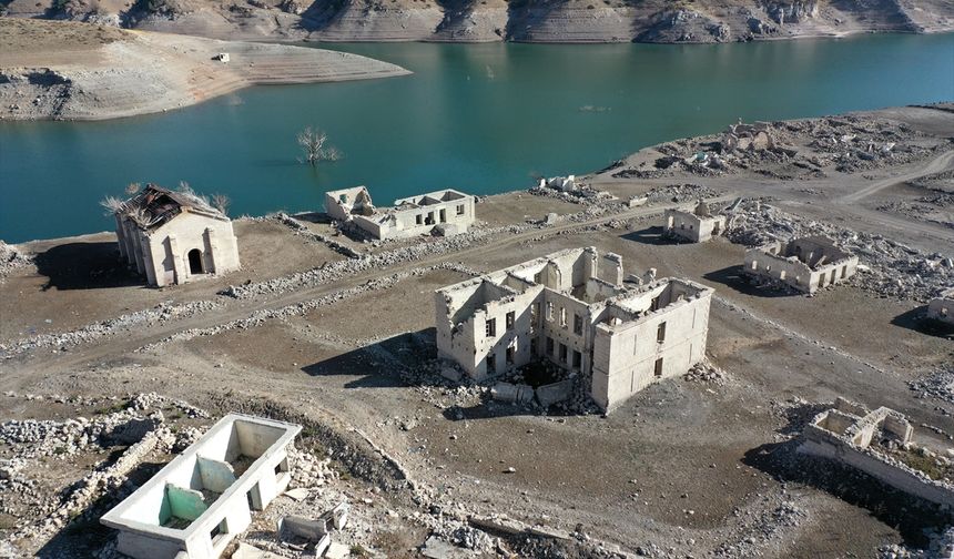 Kars'ta baraj sularının çekilmesiyle köy gün yüzüne çıktı