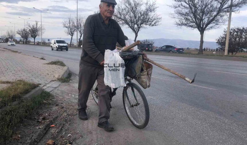 Bisikletiyle Hem Çalışıyor Hem Çevreyi Koruyor!
