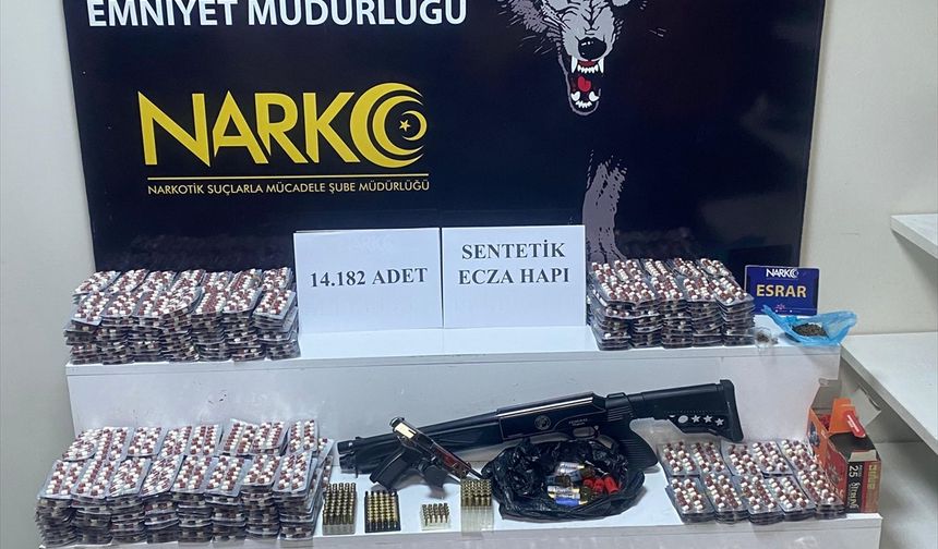 Adana'da ev ve iş yerinde 14 bin 182 uyuşturucu hap ele geçirildi