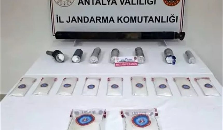 Antalya'da otomobile özel düzenekle gizlenmiş 17 kilogram uyuşturucu ele geçirildi