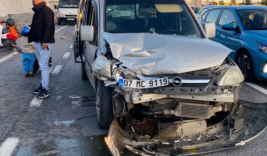 Antalya'da park halindeki otomobile hafif ticari aracın çarpması sonucu 2 kişi yaralandı